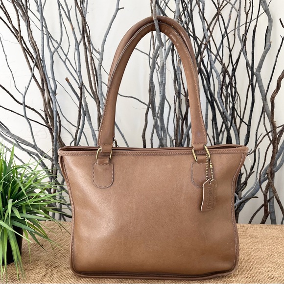 Dorcelle Vintage Tan Kiss Lock Shoulder Bag - Picture 3 of 12